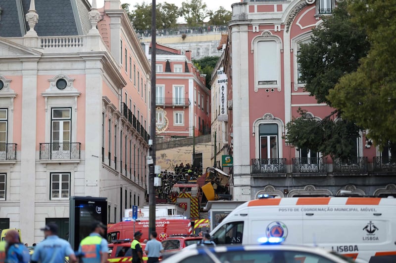 Paura a Lisbona, deraglia funicolare 9
