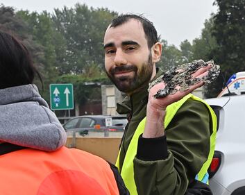 Eco-vandali di Ultimam generazione si cementano sull'asfalto a Torino 3