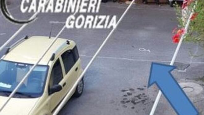 Ragazzi giocano a palla. Pensionato infastidito gli spara