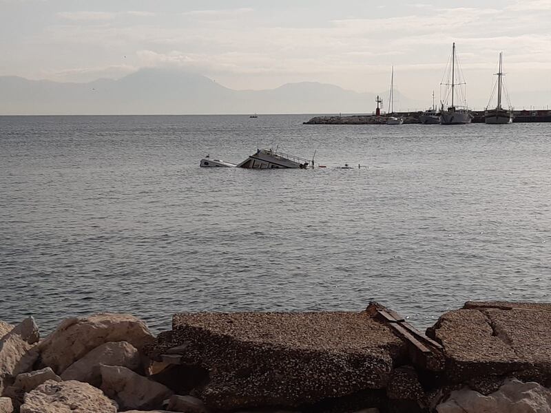 Natante affondato Napoli 4