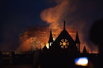 Notre Dame in fiamme: le foto del salvataggio 7