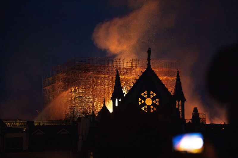 Notre Dame in fiamme: le foto del salvataggio 7