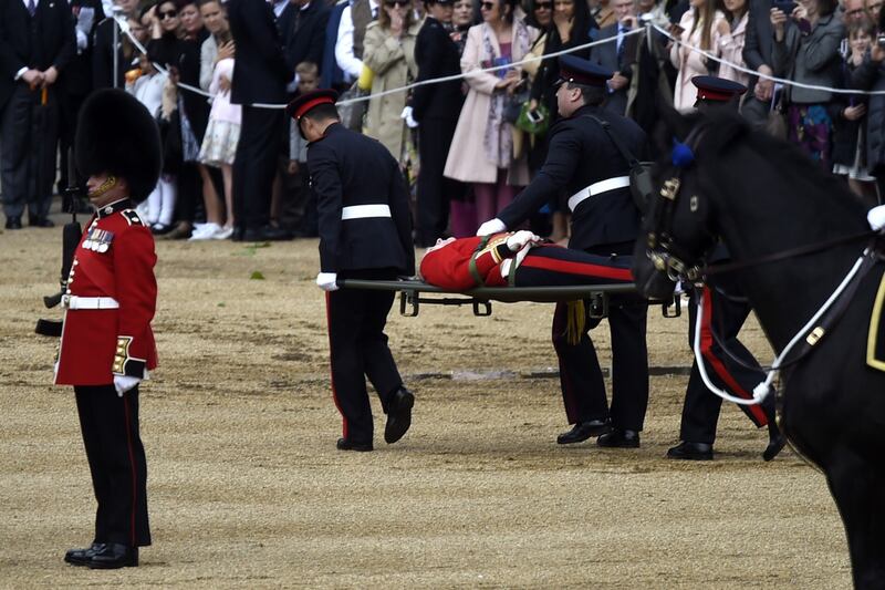 Una guardia reale sviene durante il Troopping The Colour 2019 5