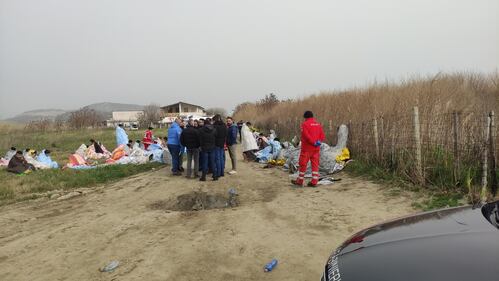 Naufragio in Calabria, si spezza barcone: decine di morti. Le foto 2
