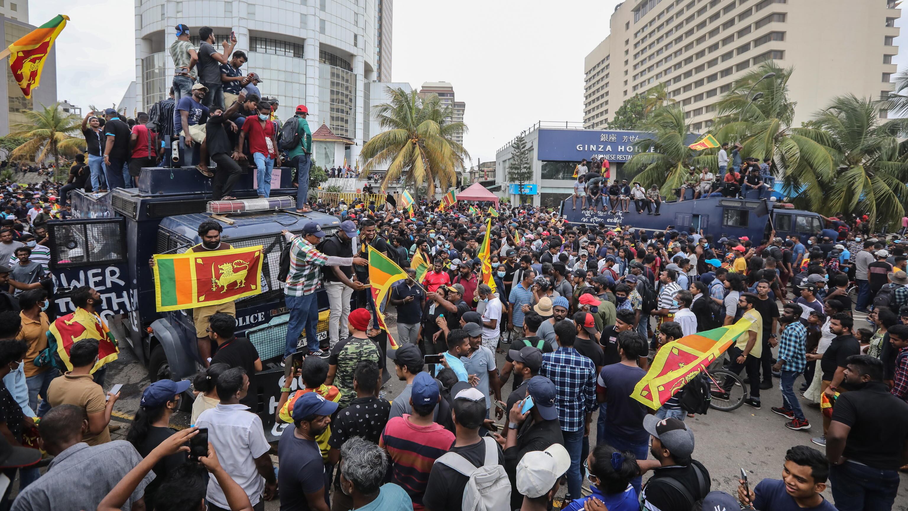 Lo Sri Lanka nel caos. Assalto al presidente che fugge e si dimette