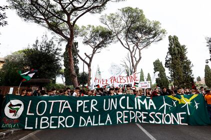 Manifestazione pro-Palestina: slogan e striscioni a Milano e Roma 10