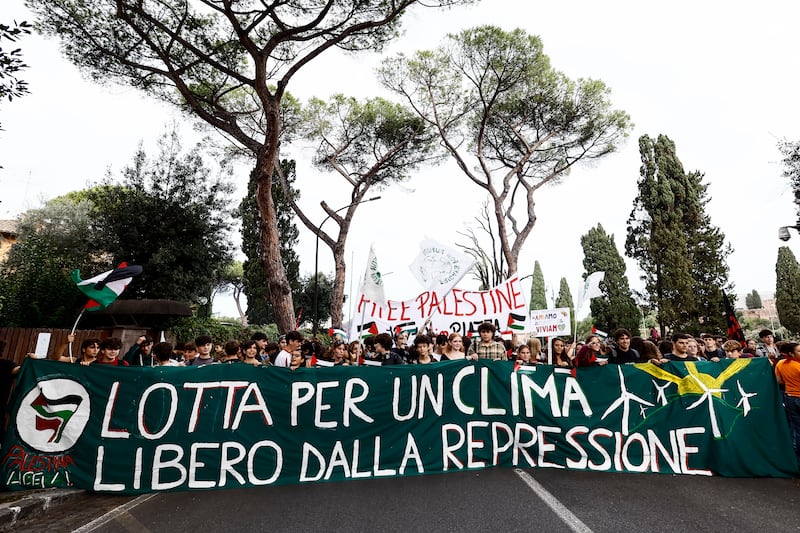 Manifestazione pro-Palestina: slogan e striscioni a Milano e Roma 10