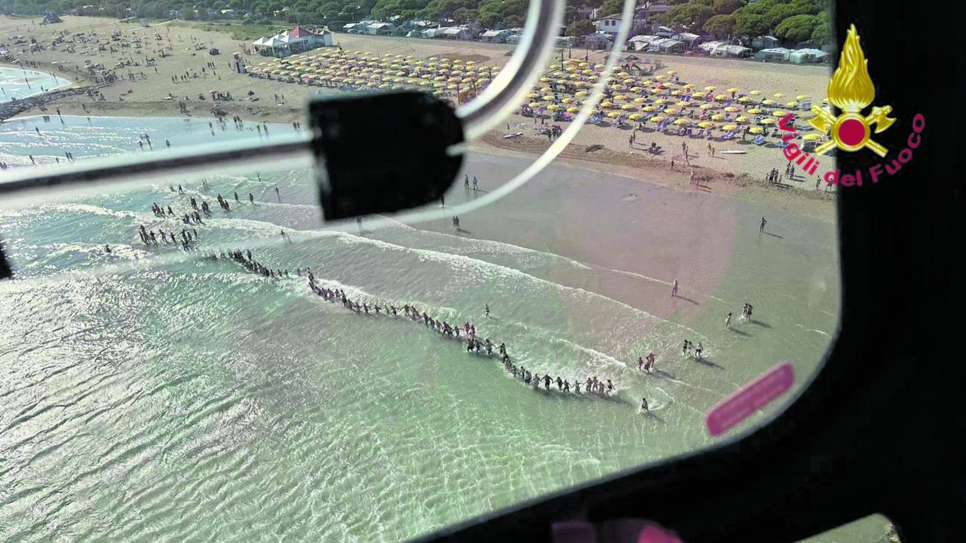 Trovato il corpo del bimbo disperso in mare. Non è servita la catena umana per salvarlo