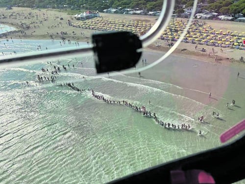 Trovato il corpo del bimbo disperso in mare. Non è servita la catena umana per salvarlo
