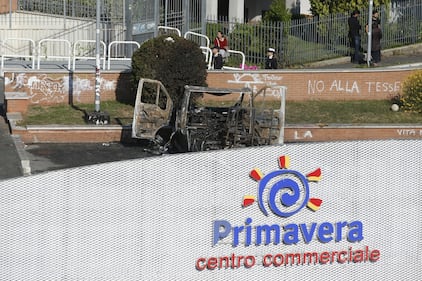 Roma, fiamme in camper di rom: morte tre sorelle 3