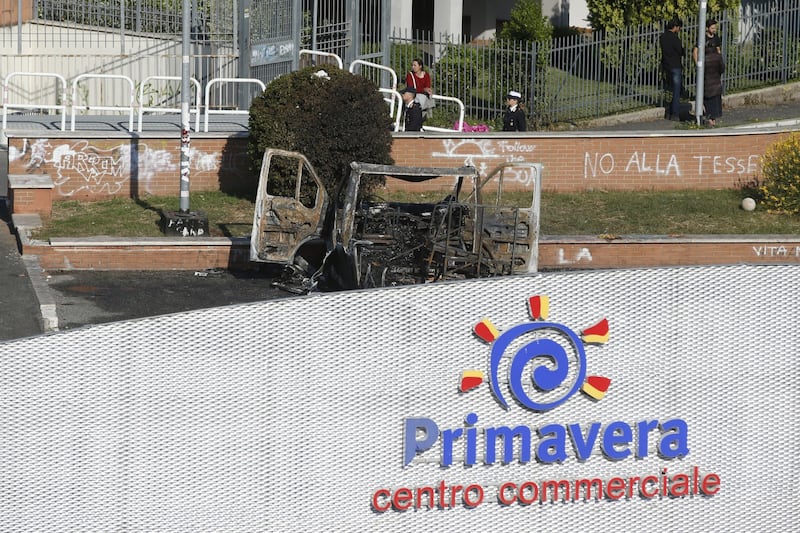 Roma, fiamme in camper di rom: morte tre sorelle 3
