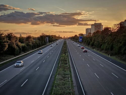 Autostrade, cambia tutto sulla corsia di sorpasso: scatta il limite minimo di 100 km/h. Ecco chi rischia la multa