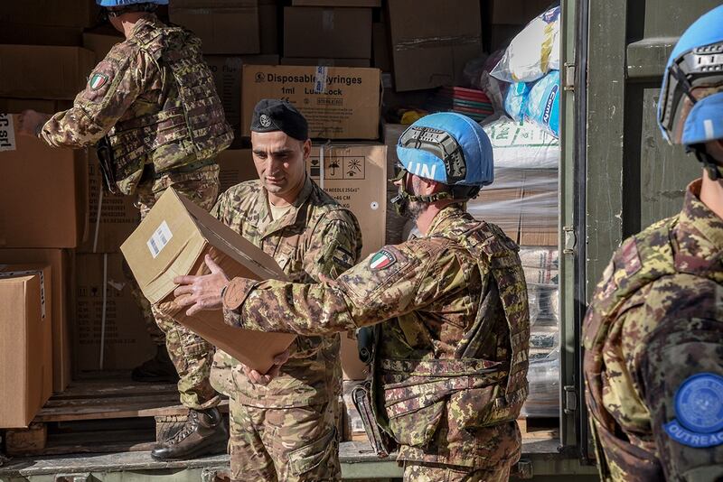 I  “caschi blu” italiani consegnano aiuti umanitari in Libano 4