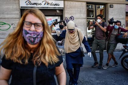 Silvia Romano, prima uscita pubblica dopo la quarantena 2