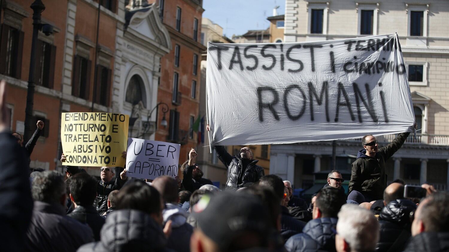 Taxi, cento identificati per gli scontri in piazza E il fronte si spacca