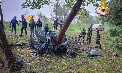 Rovigo, la Porsche finisce contro un albero. Le foto dello spaventoso incidente 2