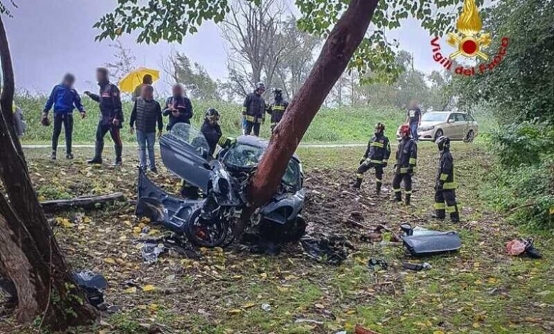 Rovigo, la Porsche finisce contro un albero. Le foto dello spaventoso incidente 2
