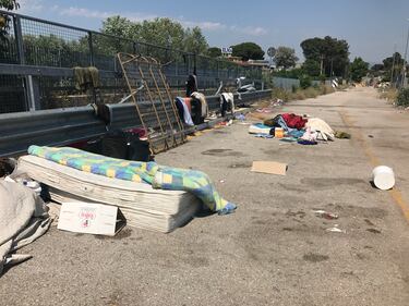 Roma, centinaia di migranti accampati in strada dopo lo sgombero dei palazzi occupati 5