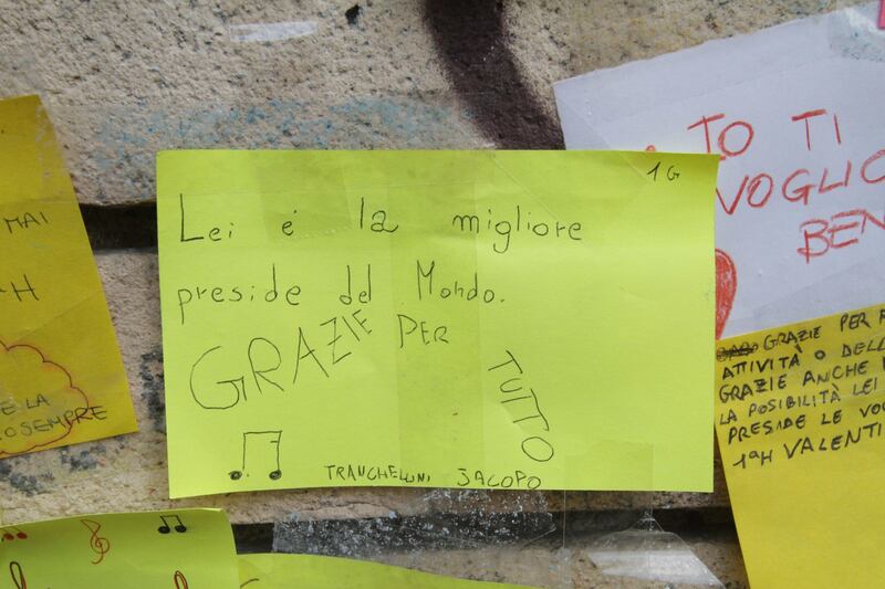 Insulti alla preside: sul muro compare un murale di post-it degli alunni 5