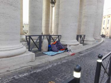 Degrado a San Pietro tra sporcizia, rom e clochard 9