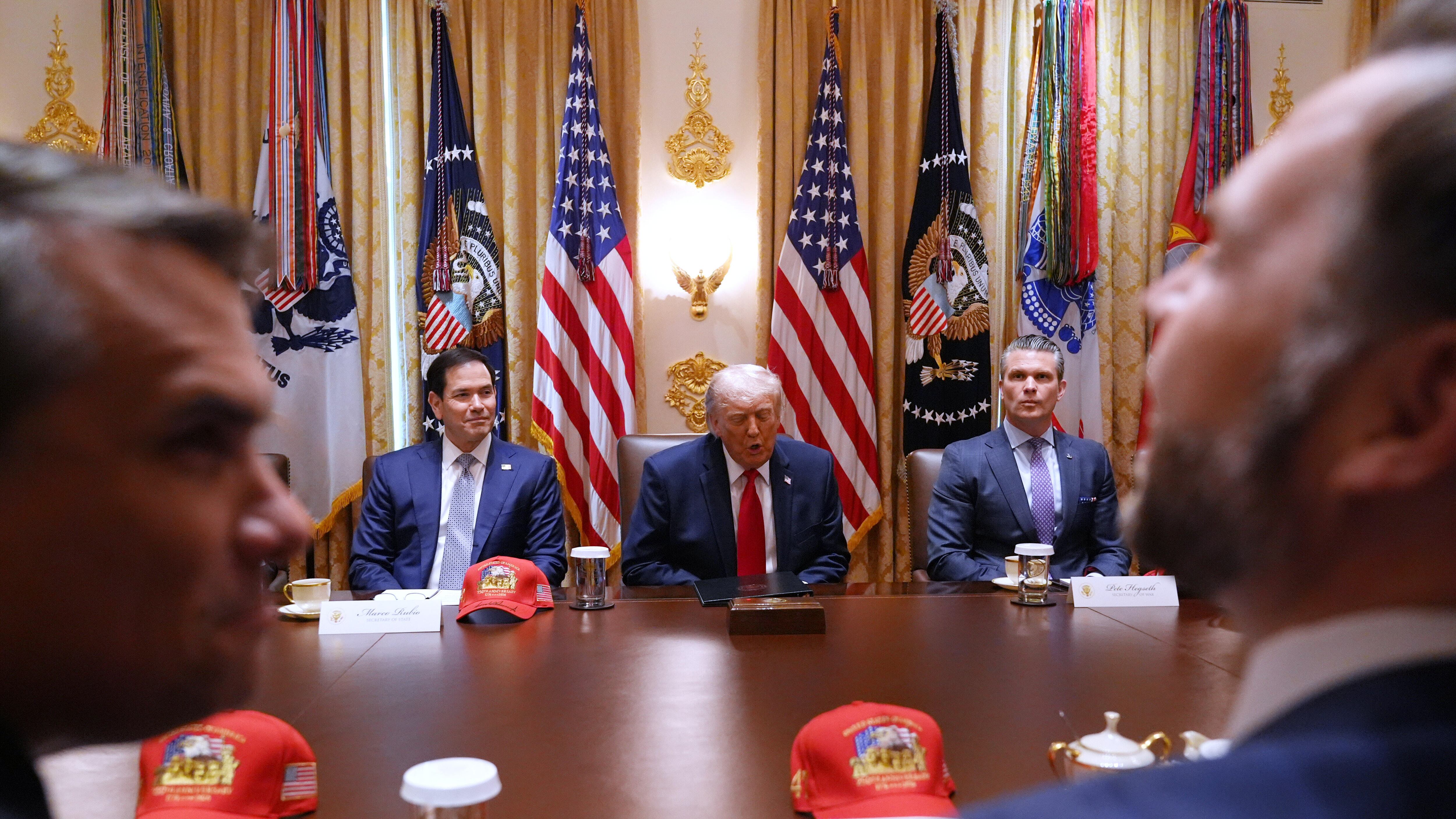 Le ore cruciali di Trump. "Hormuz liberato subito. Distruggeremo l’uranio"