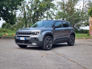 Jeep Avenger 1.2 Summit: guarda la gallery del city SUV americano 1