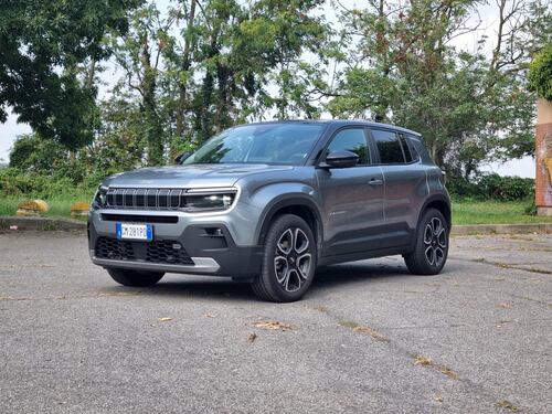 Jeep Avenger 1.2 Summit: guarda la gallery del city SUV americano