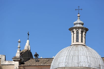 Occupano la basilica di piazza del Popolo: "Mai con Salvini" 2