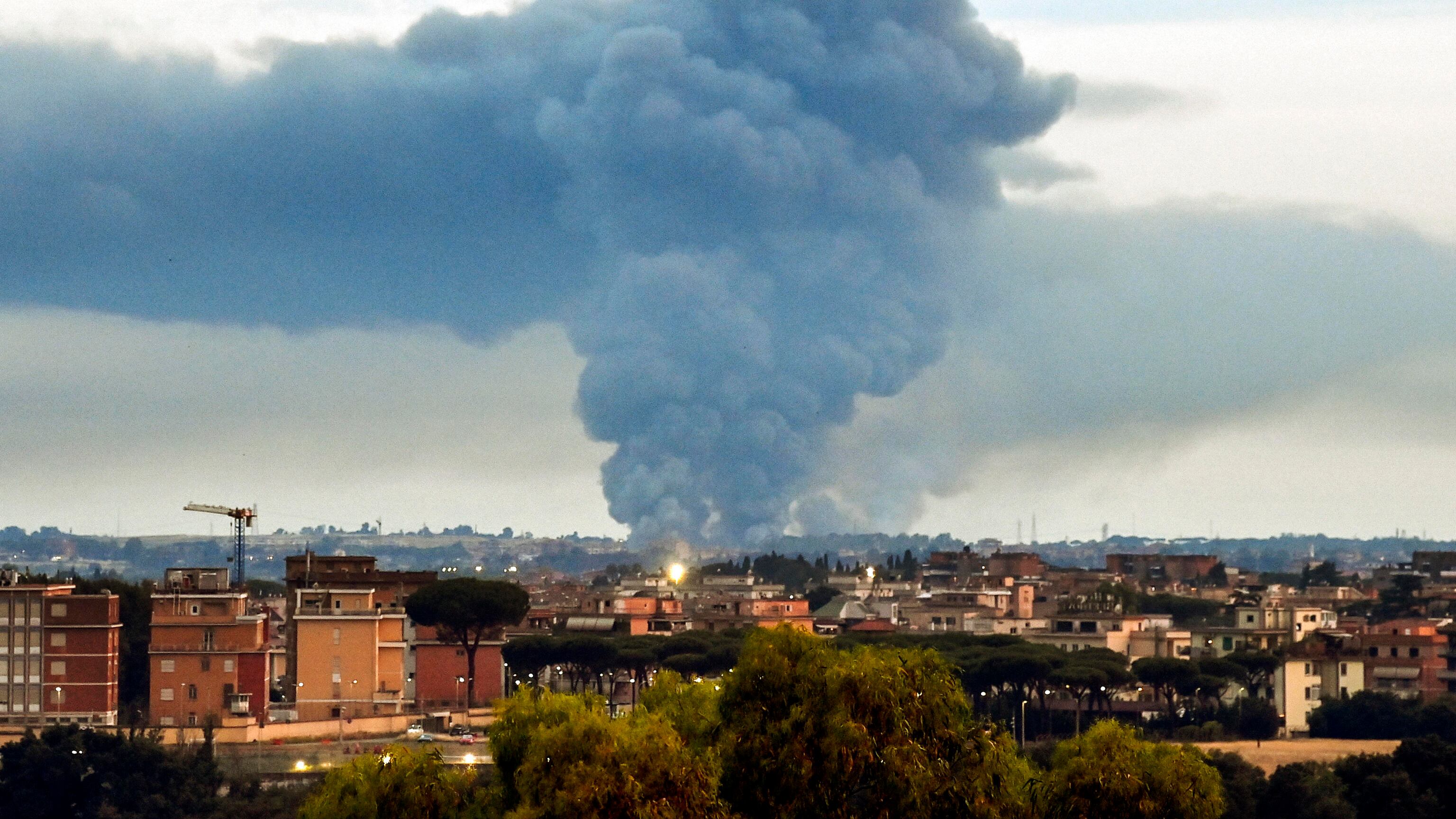 "Finestre chiuse e condizionatori spenti": l'allarme dopo l'incendio a Malagrotta