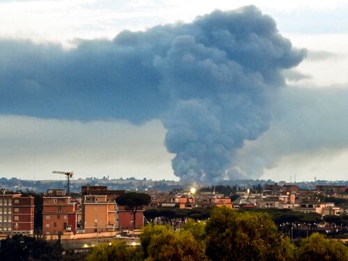 "Finestre chiuse e condizionatori spenti": l'allarme dopo l'incendio a Malagrotta