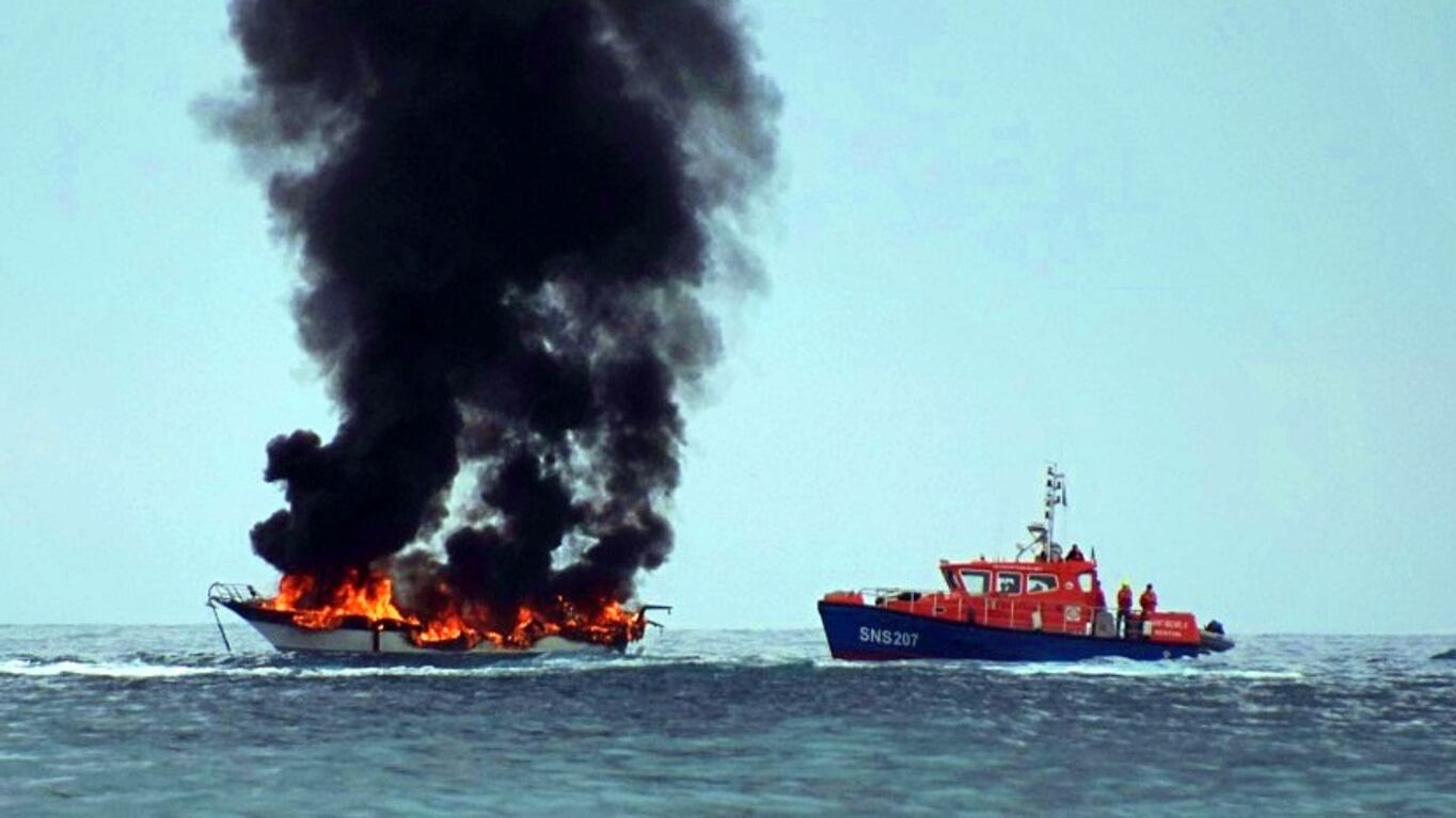 Brucia barca al largo di Ventimiglia, equipaggio si salva buttandosi in mare