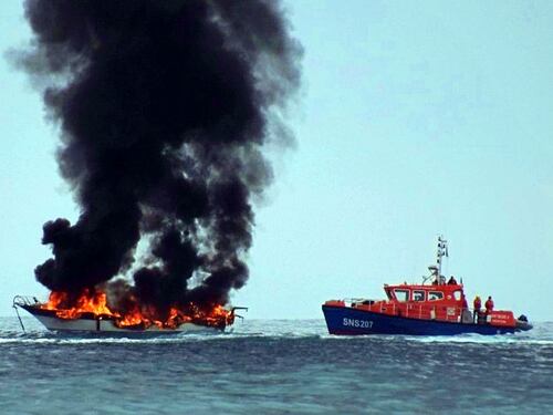 Brucia barca al largo di Ventimiglia, equipaggio si salva buttandosi in mare