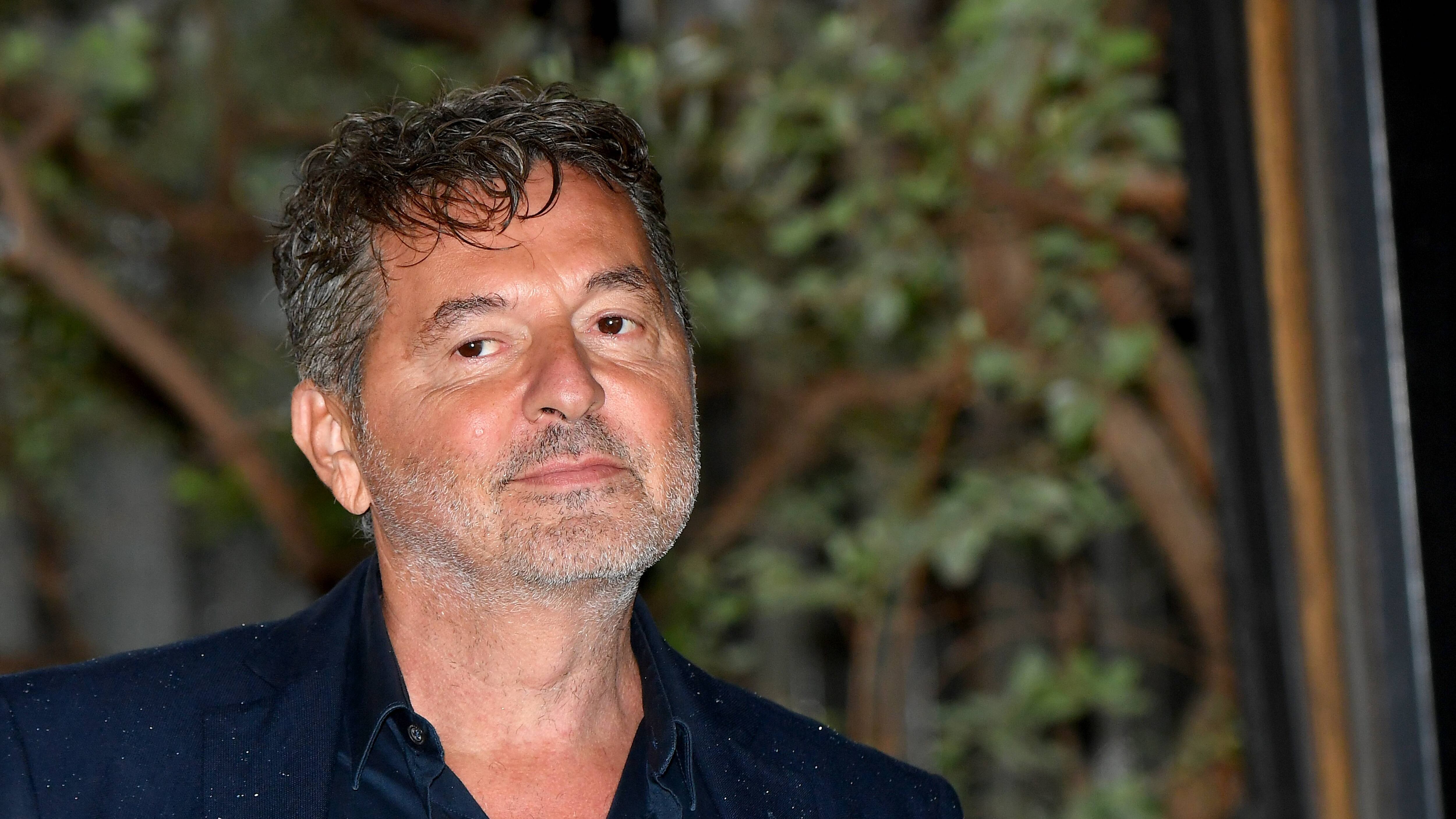 Teo Mammuccari imbelvito scappa dalle domande che scorticano
