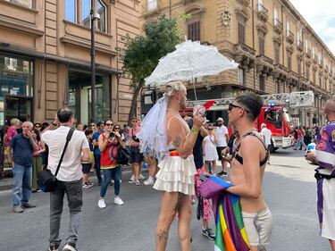 Uomini vestiti da cani, utero in affitto e maternità surrogata. Ecco il Gay Pride di Palermo 19