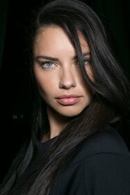 Adriana Lima regina di sensualità: gli scatti più hot della modella brasiliana 28