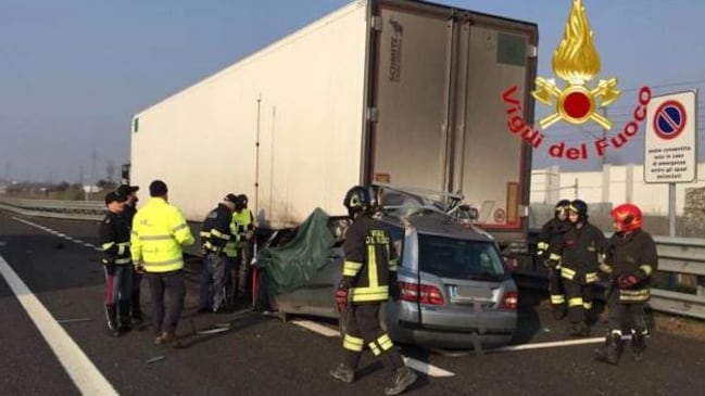 Tragico incidente sulla A1: auto finisce sotto un camion, 2 morti