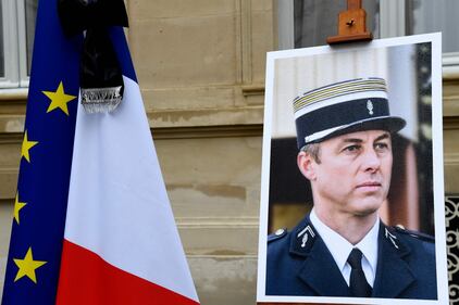 La Francia s'inchina al gendarme eroe 1