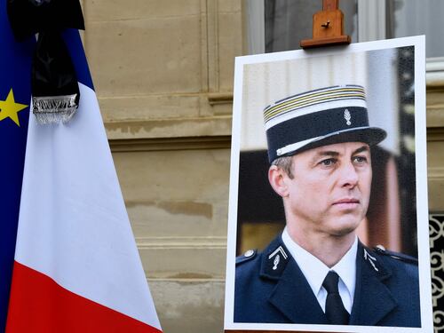 La Francia s'inchina al gendarme eroe