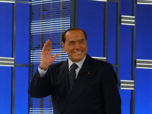 Berlusconi: "Girano tante fake news Ma l'Italia crede in me"