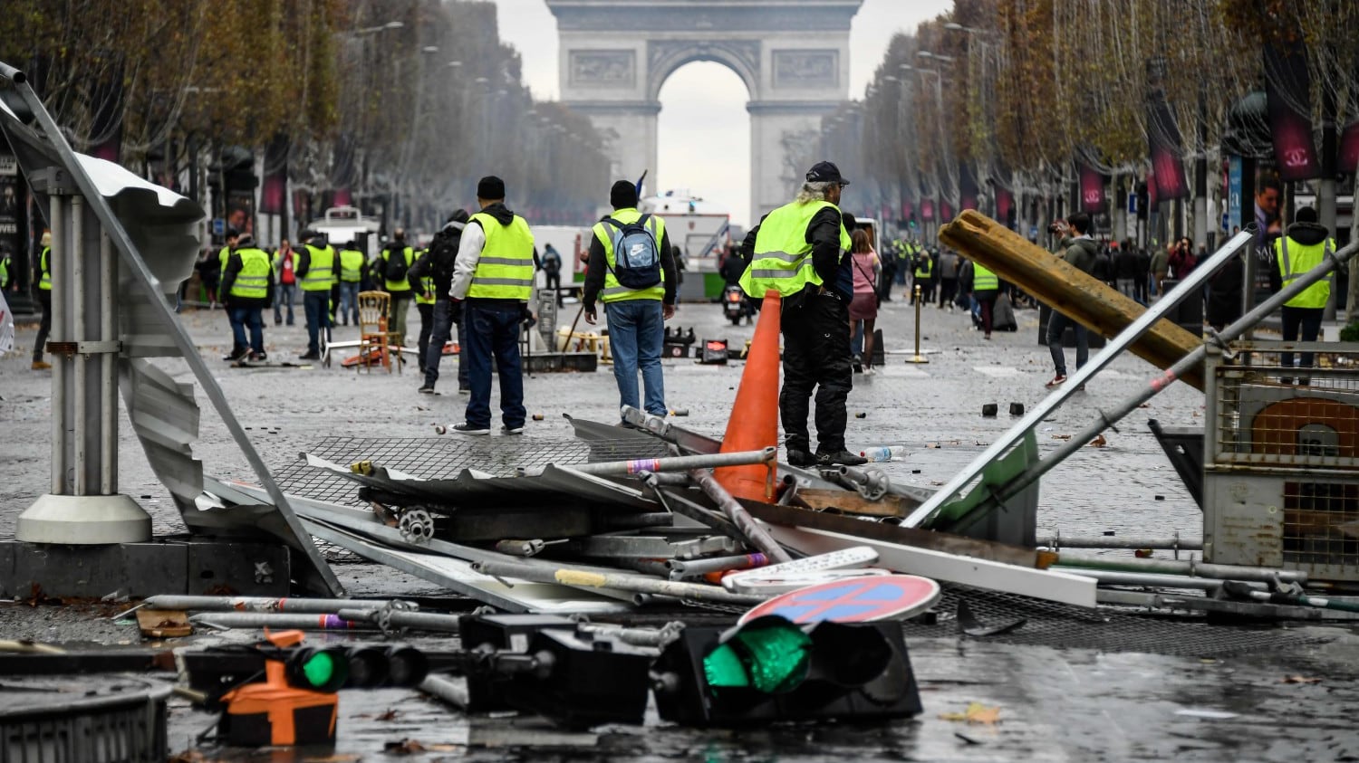 Parigi, i gilet gialli sugli Champs Elysees. Scontri con la polizia
