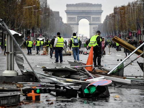 Parigi, i gilet gialli sugli Champs Elysees. Scontri con la polizia