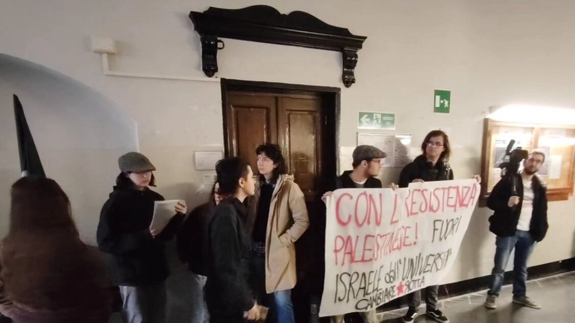 Tensioni pure all'università di Genova, il blitz dei collettivi: insulti e spintoni al rettore