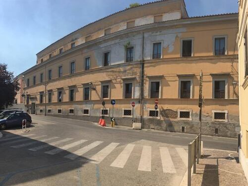 Nella scuola della Regione Lazio tra residenti abusivi, roghi, degrado