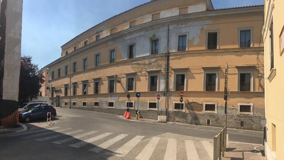 Nella scuola della Regione Lazio tra residenti abusivi, roghi, degrado