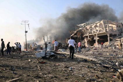 Mogadiscio, esplode un'autobomba: più di 200 vittime 11