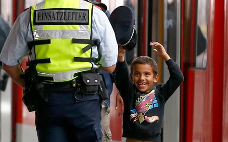 Monaco, il regalo del poliziotto al bimbo siriano 6