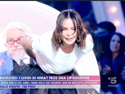 Live Non è la d'Urso, Nina Moric contro tutti. I lividi sono compatibili con una liposuzione