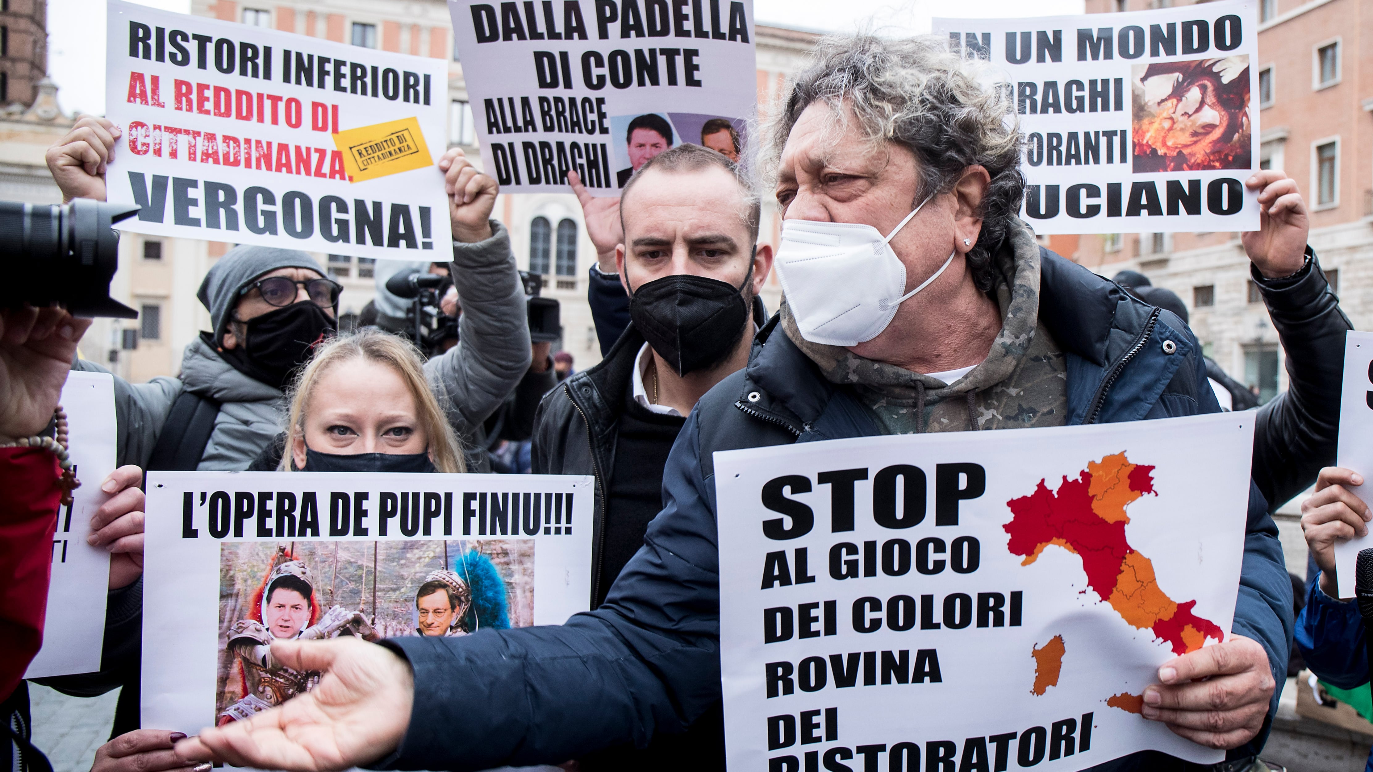 Lo dicono pure Burioni e Pregliasco: "Perché bar e ristoranti vanno aperti"