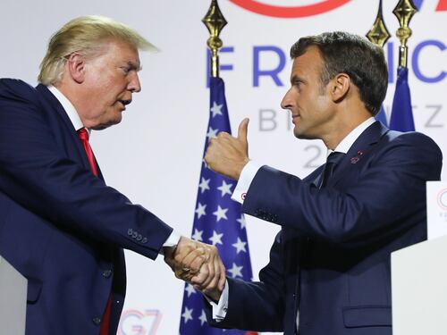 “Brigitte lo tratta estremamente male”. Macron-Trump, tensione senza tregua