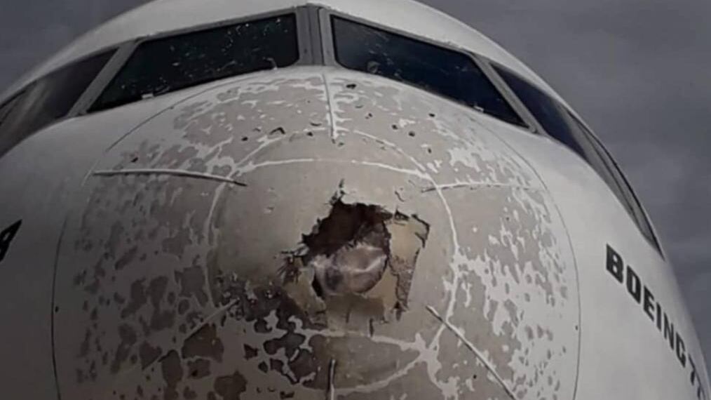 Vetri rotti e fusoliera ammaccata: paura in volo a Malpensa